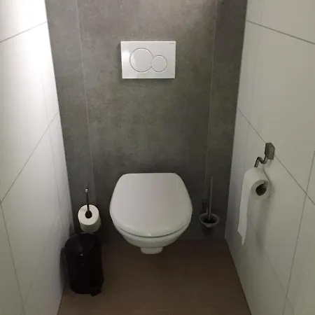 Pigeon I Cozy Near Forest For Two Putten